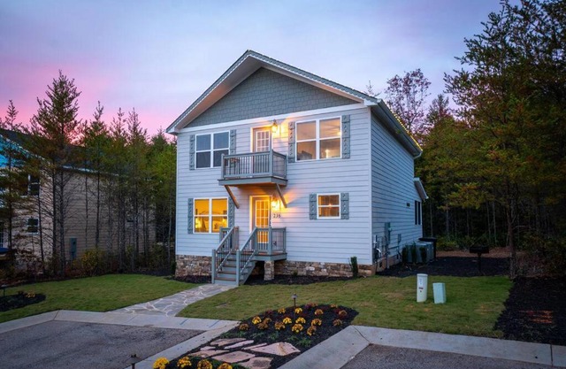 Par-Tee Haus I- Game Room & Hot Tub-Walk to Helen