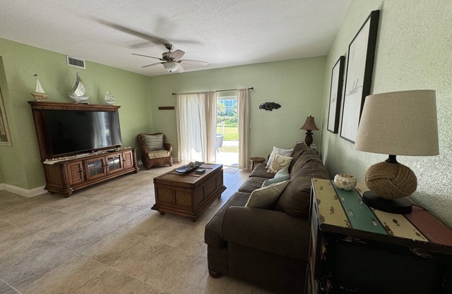 Paradise Found! Cozy 2-bedroom condo with AC and WiFi in fabulous Bimini Bay