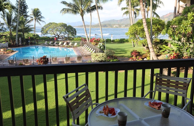 Paradise found-Ocean Front 2 Bdr-Bath-Lanais—Primary bedroom faces ocean FULL AC