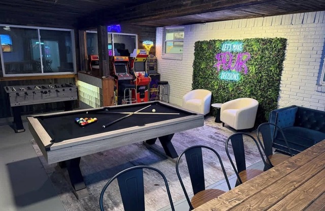 Paradise Playhouse: Heated Pool, Game Room, Mini Golf, and Infrared Sauna
