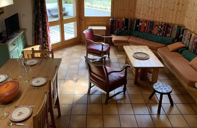 Paradiski calm and closed to the slopes plan peisey