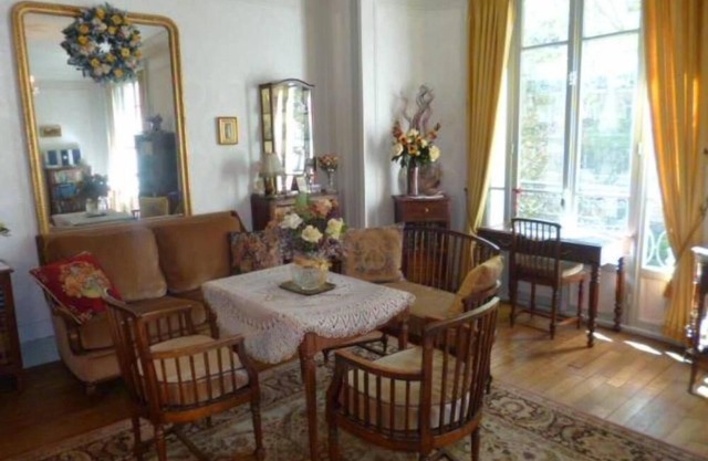 Paris 18 Montmartre: Charming style in Montmartre with public garden view