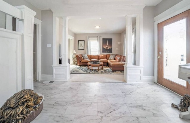 Paris Themed 5 bed 2 full bath