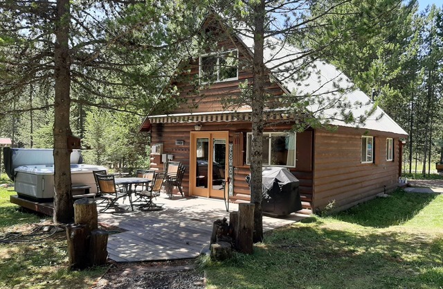 Park & Sled. Uncle Tom s Cabin, 5 beds, hot tub, 30 miles to Yellowstone.