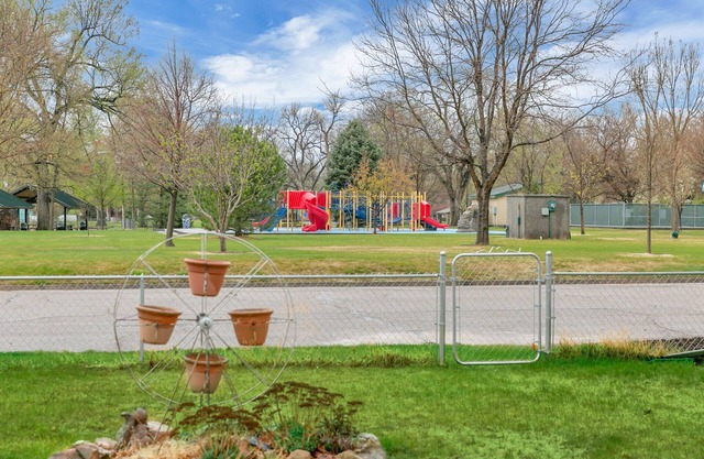 Park Views~Affordable Comfort~Walk to Downtown