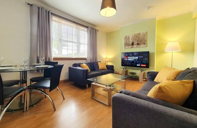 Parkgate Apartment - Near M90 Amazon Edinburgh