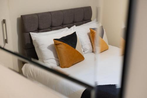 Parking, 5 Bedrooms Smart Tv's in all rooms!