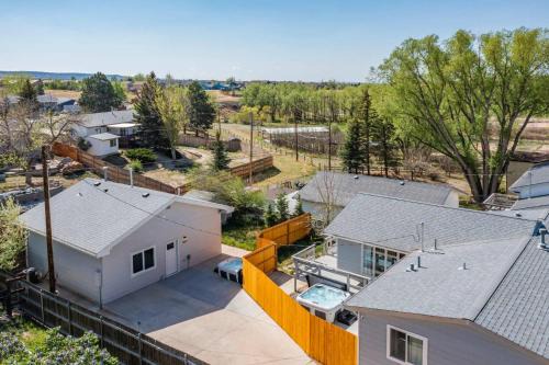 Parkside Estate House & Cottage w 2 Hot Tubs
