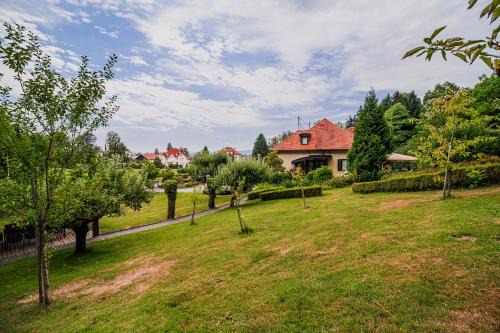 Parkside Haven with 4 Bedrooms & free parking
