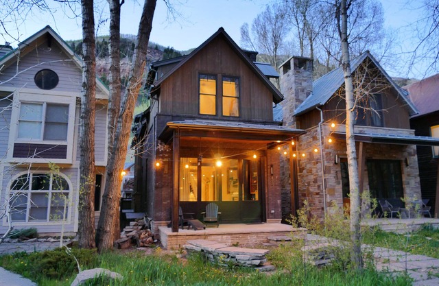 PARKSIDE RETREAT - Amazing home with hot tub across from Town Park