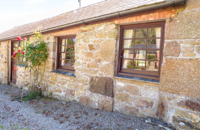 PARLOUR COTTAGE, family friendly, with pool in Marazion