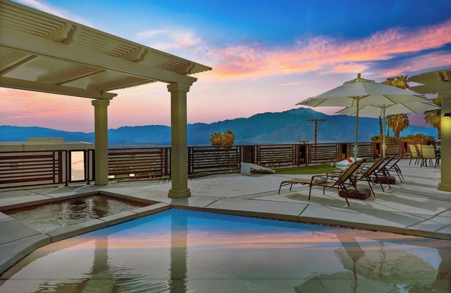 Part of a Mountain, Amazing Views, Pool+Jacuzzi, Game Room, Billiards, Poker,BBQ
