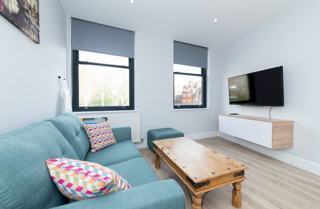 Pass the Keys | Brand New Central Location Flat Modern Decor