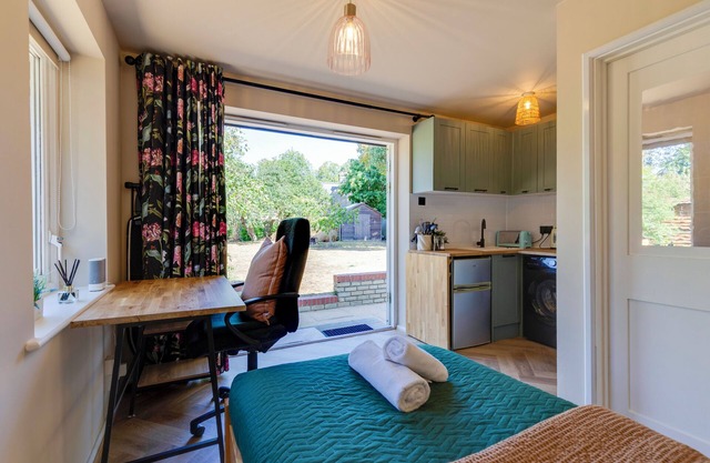Pass the Keys | Charming and Central Garden Studio Flat | Free Parking