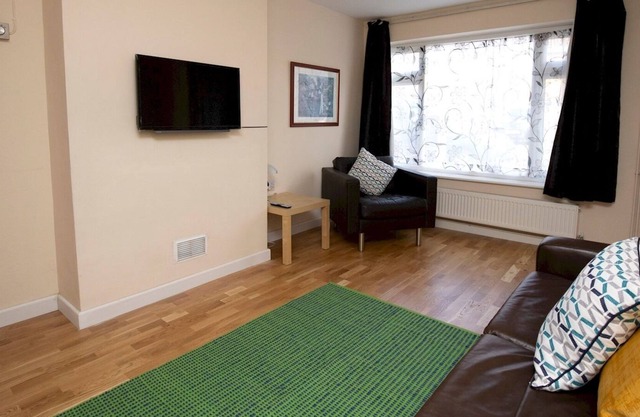 Pass the Keys | Oxford 2 Bed Garden Home and Street Parking