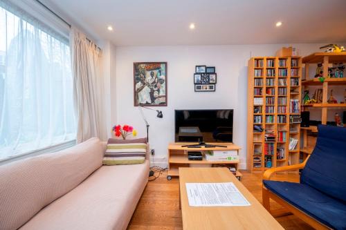 Pass the Keys Spacious 2BR w Free Parking Patio Near Tube