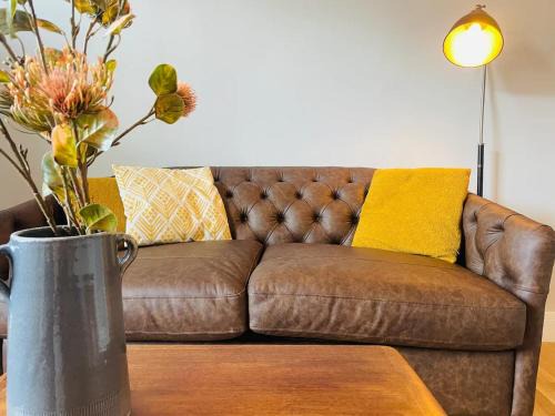 Pass the Keys Spacious Garden Home in New Mills - Pet Friendly
