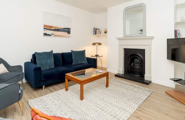 Pass the Keys | Stunning 3 bedroom Townhouse with free parking