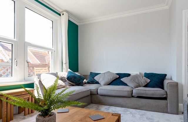 Pass the Keys | Stylish 2 Bed Flat near Beach M5