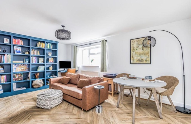 Pass the Keys Stylish Flat Close To Beach