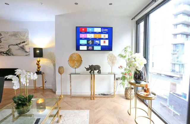 Pass the Keys | Super King Penthouse Minutes from Arndale Centre