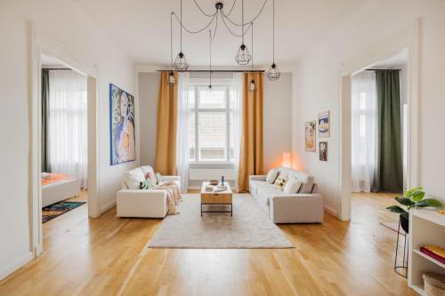 Pastel Dream 3BR Central Gem Artful Spacious