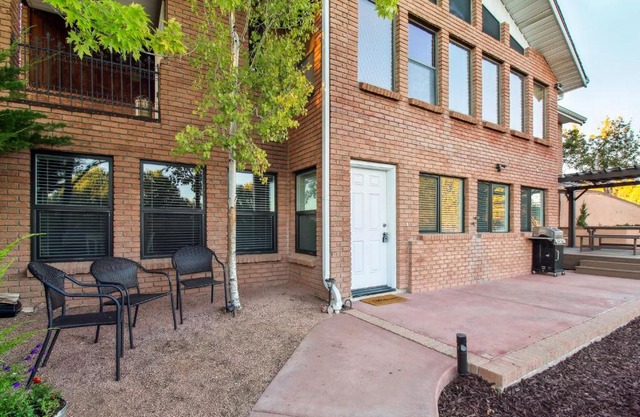 Patio, Grill and Fire Pit Show Low Escape!