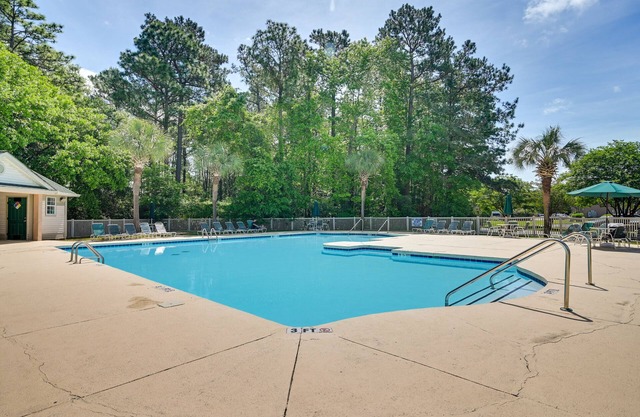 Pawleys Island Condo w/Screened Porch + Golfing!