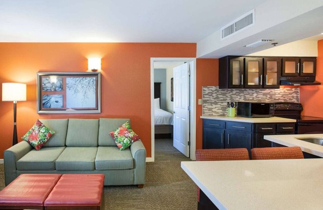 Paws Friendly Hotel! Spacious 2BR Suite with Full Kitchen, Swimming Pool!