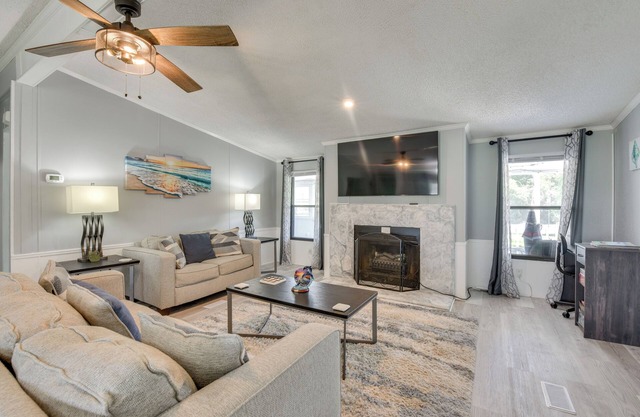PCB Family Home w/Sunroom, 1 Mi to Shore!