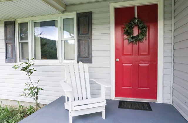 Peace and Pinecones Cottage - when quiet is what you need, by Buffalo Mountain Getaway