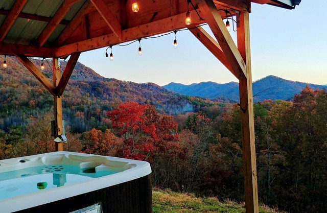 Peace of Heaven Majestic Views Hot Tub FirePit Near Town & Train Relax