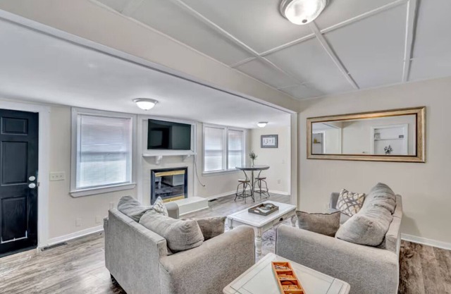 Peaceful 3BR Farmhouse Dog-Friendly Yard & Near Downtown Raleigh