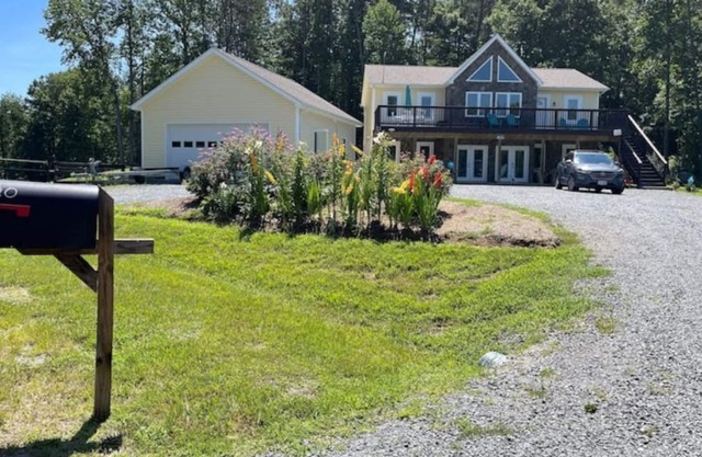 Peaceful 5 bedroom home, 1 block from lake