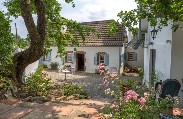Peaceful 6 bedroom country lake house with spacious grounds, tennis court & pool
