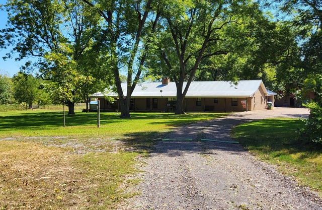 Peaceful and quiet 2-bedroom apartment with WiFi, AC in Macon.