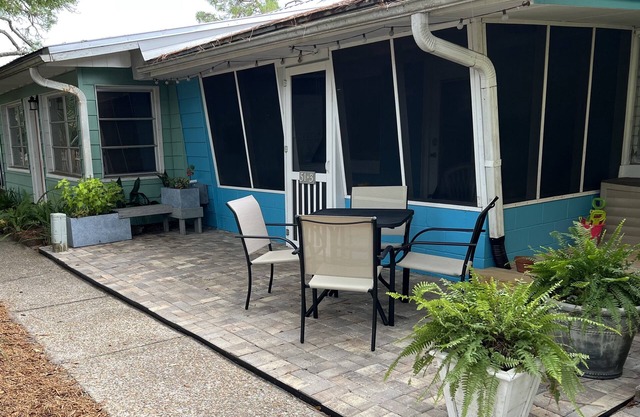 Peaceful coastal escape in historic neighborhood near beaches
