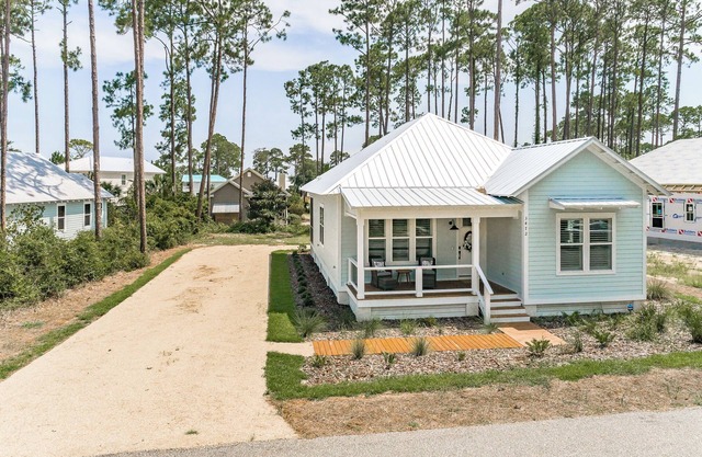 Peaceful coastal retreat! Pool and beach, book now and bring your boat!