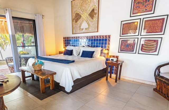 Peaceful cottage on the beach,heated pool, tropical gardens and sunsets