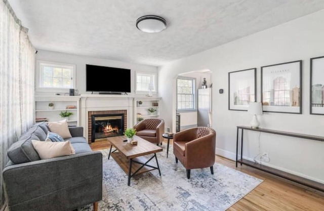 Peaceful & Cozy 2 Bedroom Unit with Large Fenced Backyard-Family & Pet Friendly