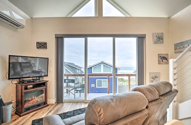 Peaceful Fall Escape: Oregon Home w/Ocean View
