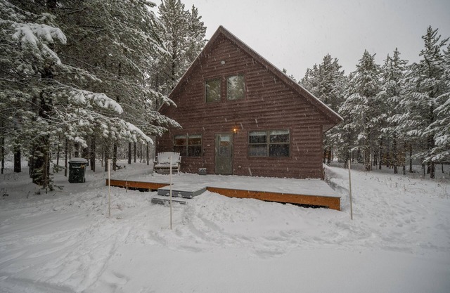 Peaceful family cabin close to Yellowstone Park
