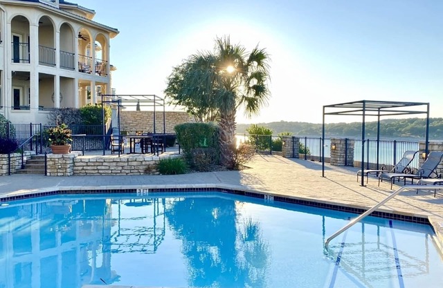 Peaceful Getaway at Island of Lake Travis- Beautifully decorated- Huge patio!