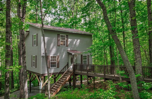 Peaceful Hideaway Treehouse near Little River Canyon National Preserve!