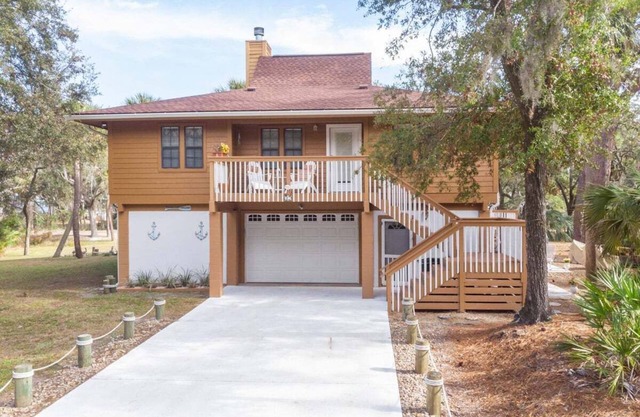 Peaceful home with fire-pit, screened porch, pet friendly, walk to the beach.