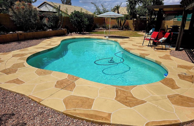 Peaceful house, pool, BBQ, fire table, RV parking