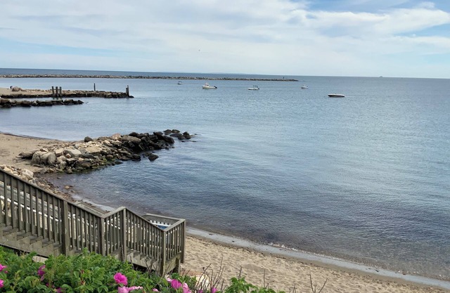 Peaceful, impeccable Cottage with a walk to private beach.