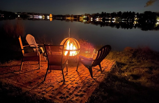 Peaceful Lake Front Log Cabin- Sleeps 7 in 3 rooms