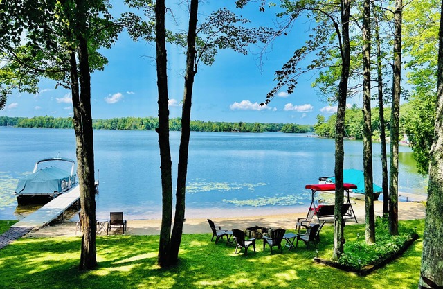 Peaceful Lake House w amazing sunsets, Kayaks, Fireplace & Sauna. Dogs welcome.