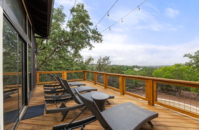 Peaceful Lakeview Home, Family sized!